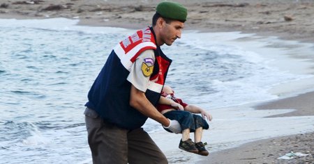 Mrtvý uprchlický chlapec na turecké pláži