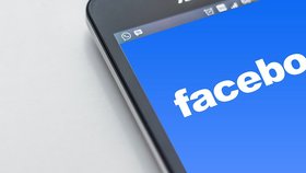 Podle listu New York Times byla data uživatelů Facebooku výrobcům přístupná i bez výslovného souhlasu uživatelů, to ale společnost popřela.