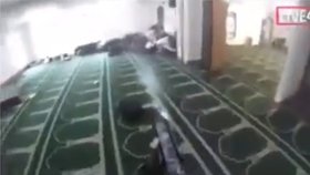 Střelec Brenton Tarrant na svém facebookovém účtu živě nahrával, jak vraždí návštěvníky mešity na Novém Zélandu.
