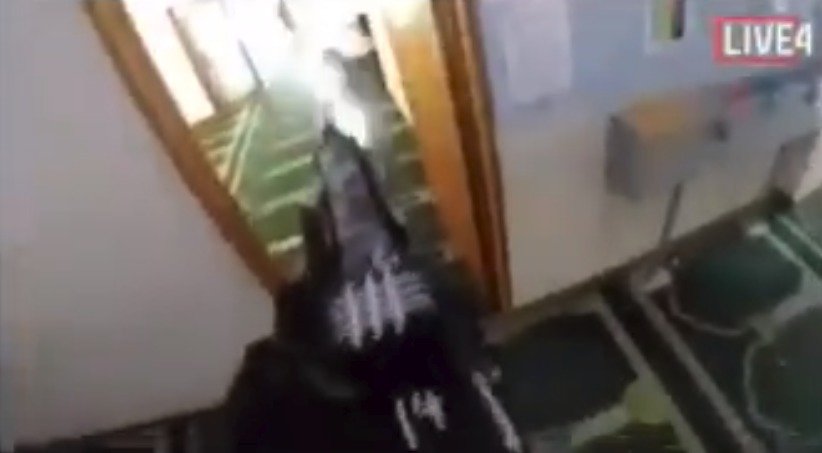 Střelec Brenton Tarrant na svém facebookovém účtu živě nahrával, jak vraždí návštěvníky mešity na Novém Zélandu.