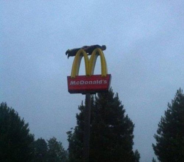 Planking na značce McDonalda? Proč ne, ale moc bezpečné to nebude!