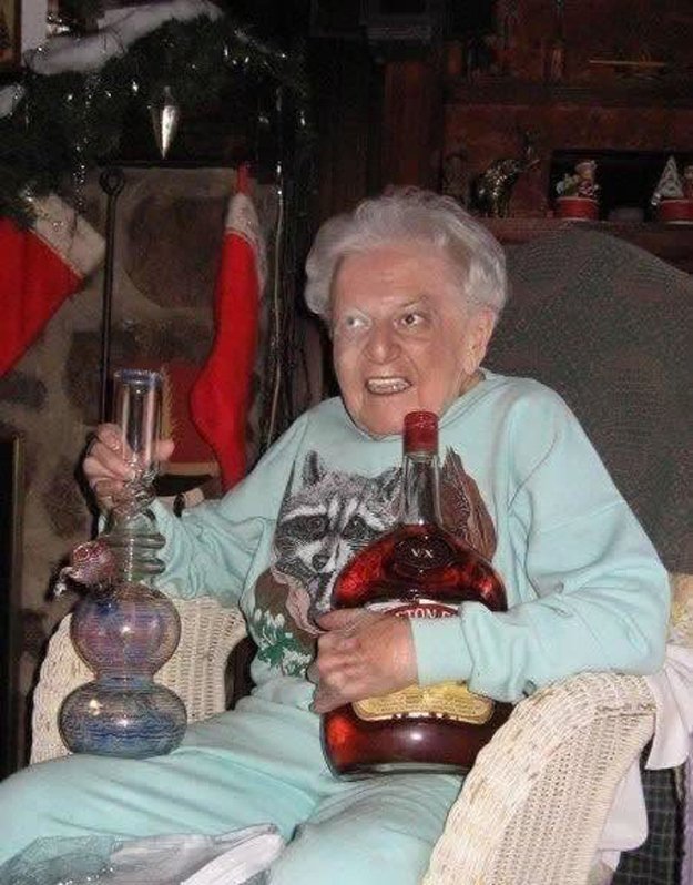 Babička si ráda zakouří marihuanu