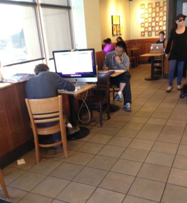 Do kavárny si vzal s sebou rovnou celý počítač, a ne zrovna ten přenosný