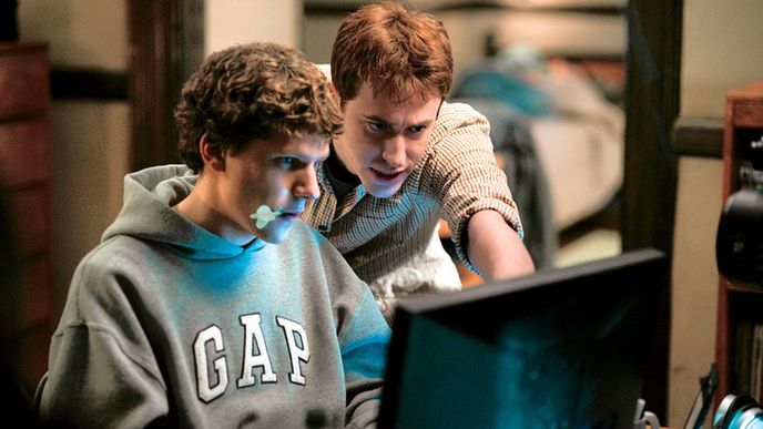 Marka Zuckerberga, zakladatele FACEBOOKU, hraje ve filmu Jesse Eisenberg (vlevo)