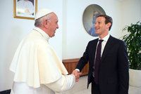 Zuckerberg se setkal s papežem, chce „šířit poselství a naději“ po Facebooku