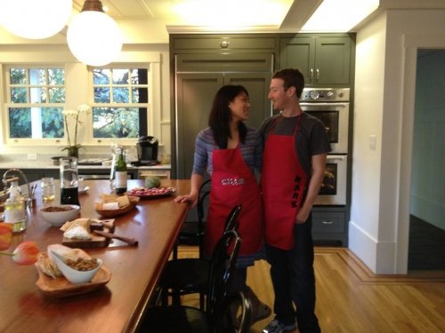 Zakladatel Facebooku Mark Zuckerberg chystá společně se svou přítelkyní Priscillou Chan večeři pro přátele.