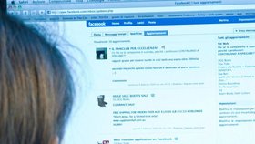 Hysterie na Facebooku: Lidé z Humpolce po sociálních sítích šíří zprávy o vraždě a šíří paniku.