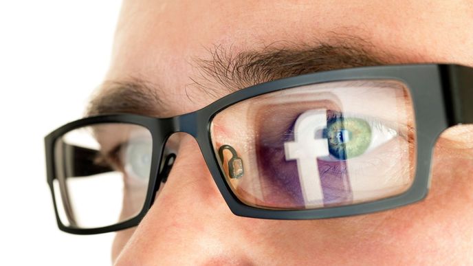 Unijní režim ochrany osobních údajů patří mezi nejpřísnější na světě. Facebook se mu patrně chce částečně vyhnout.
