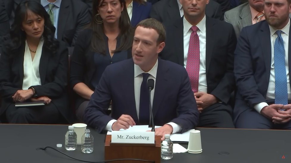 Mark Zuckerberg kvůli skandálu firmy Cambridge Analytica musel vypovídat v americkém Kongresu.