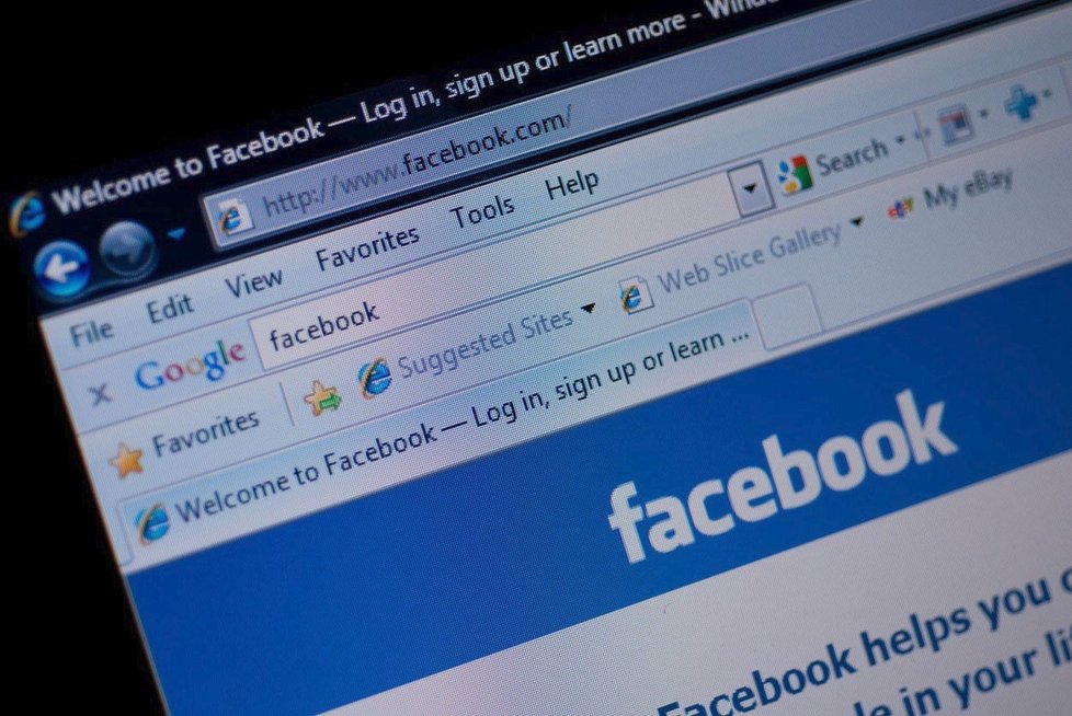 Facebook patří mezi internetové giganty, kteří podle mnohých lidí deformují prostředí.