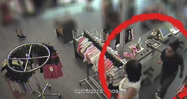 Neznámá útočnice se v obchodě v Karviné vrhla na prodavačku a zfackovala ji.