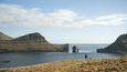 Krajina na Faerských ostrovech vám nejednou připomene Cestu do pravěku.