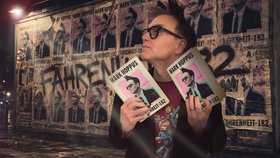 Mark Allan Hoppus (*15. března 1972, Ridgecrest, Kalifornie) je americký zpěvák, baskytarista a skladatel, který se proslavil jako spoluzakladatel pop-punkové kapely blink-182. Jeho melodický basový styl, civilní hlas a smysl pro ironii pomohly definovat zvuk jedné generace. Vedle blink-182 působil také v projektech +44 a Simple Creatures.