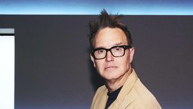 Mark Allan Hoppus (*15. března 1972, Ridgecrest, Kalifornie) je americký zpěvák, baskytarista a skladatel, který se proslavil jako spoluzakladatel pop-punkové kapely blink-182. Jeho melodický basový styl, civilní hlas a smysl pro ironii pomohly definovat zvuk jedné generace. Vedle blink-182 působil také v projektech +44 a Simple Creatures.