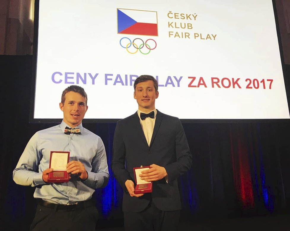 Richard Hála a Filip Hric převzali od Českého olympijského výboru cenu Fair play, jejich kolega Kamil Mrůzek nemohl kvůli zranění osobně přijet.