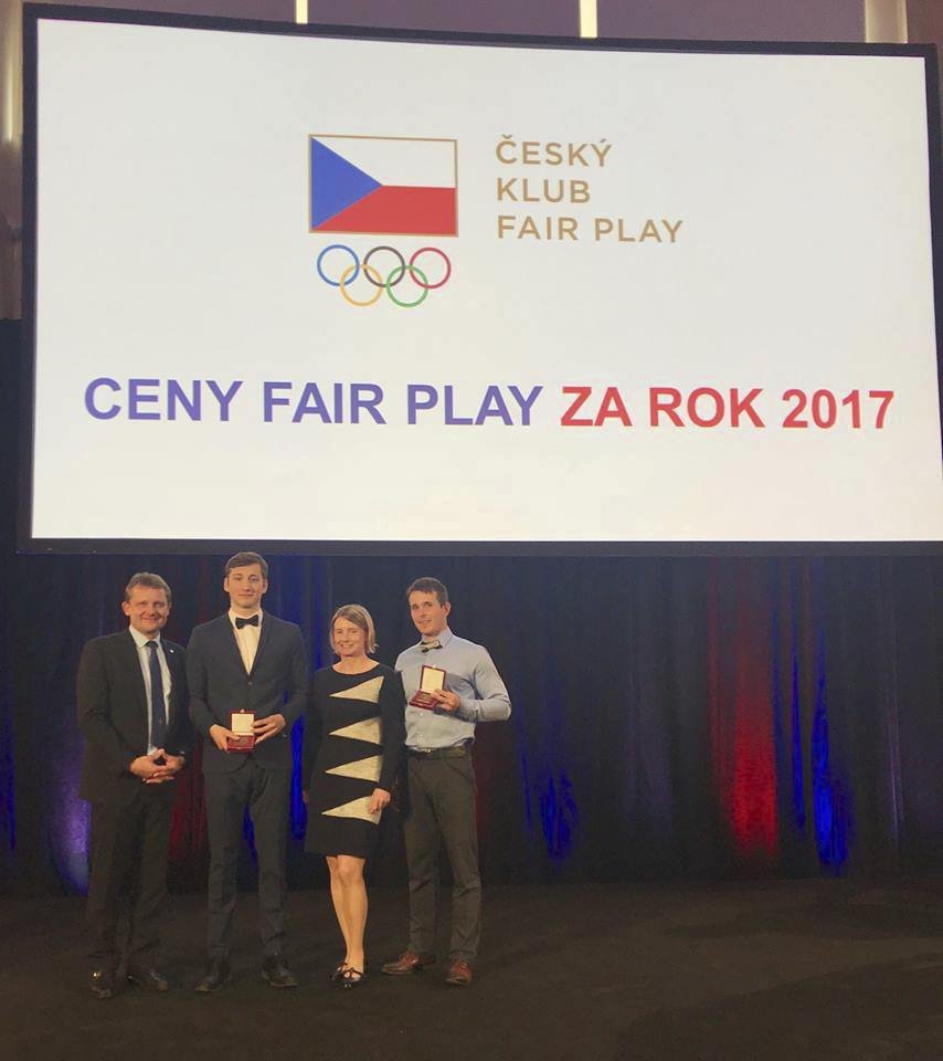 Richard Hála a Filip Hric převzali od Českého olympijského výboru cenu Fair play, jejich kolega Kamil Mrůzek nemohl kvůli zranění osobně přijet.