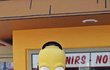 Zamilovala se do Homera! Největší úsměv na tváří jí nakonec vykouzlil žlutý pupkáč Homer Simpson a jeho kamarád z mokré čtvrti Barney před hospůdkou U Vočka.