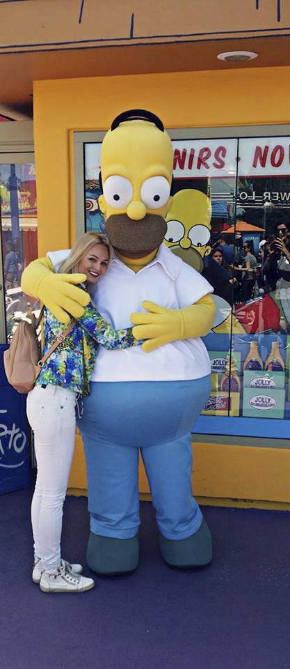 Zamilovala se do Homera! Největší úsměv na tváří jí nakonec vykouzlil žlutý pupkáč Homer Simpson a jeho kamarád z mokré čtvrti Barney před hospůdkou U Vočka.