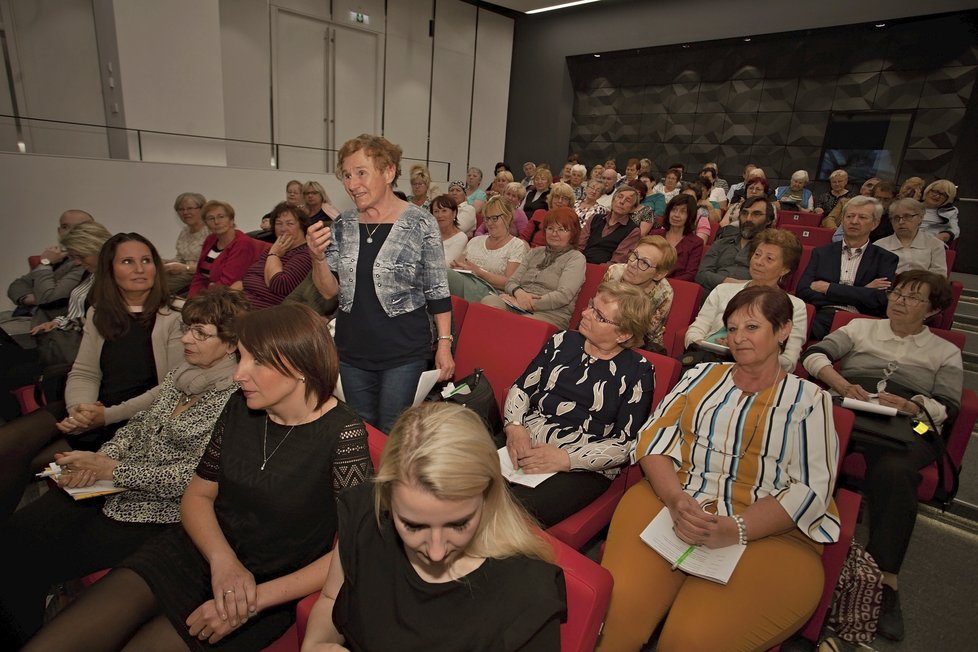 V Praze proběhla konference k projektu Médiím na kloub, na které se senioři učili rozpoznávat fake news