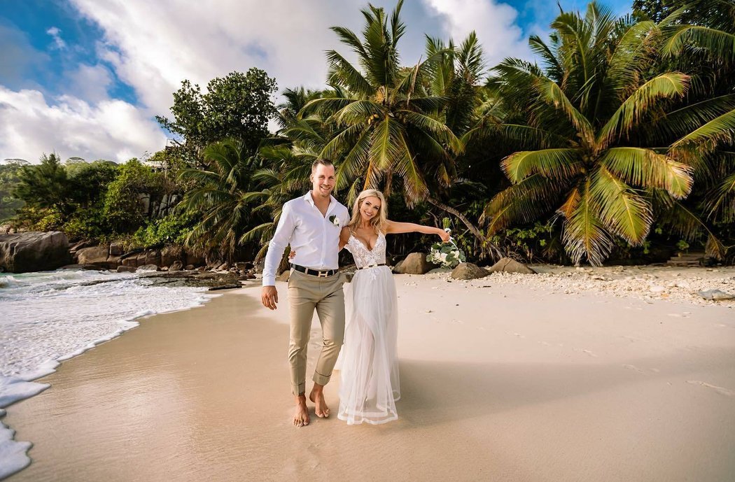 Radek Faksa a jeho krásná snoubenka Dominika se vzali na Seychelách