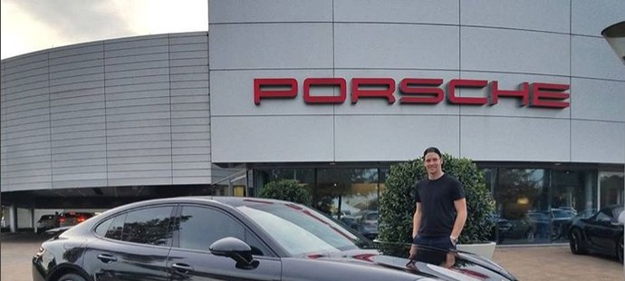 Porsche Panamera S4, které nyní říká pane českému útočníkovi