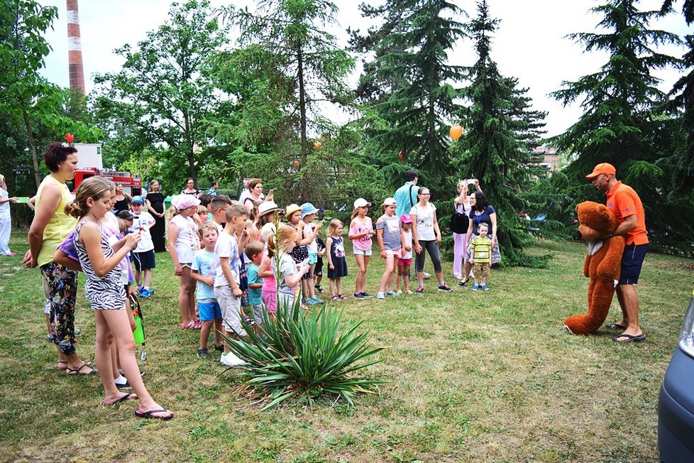 Děti se na plyšové hračce naučily, jak poskytnout první pomoc.