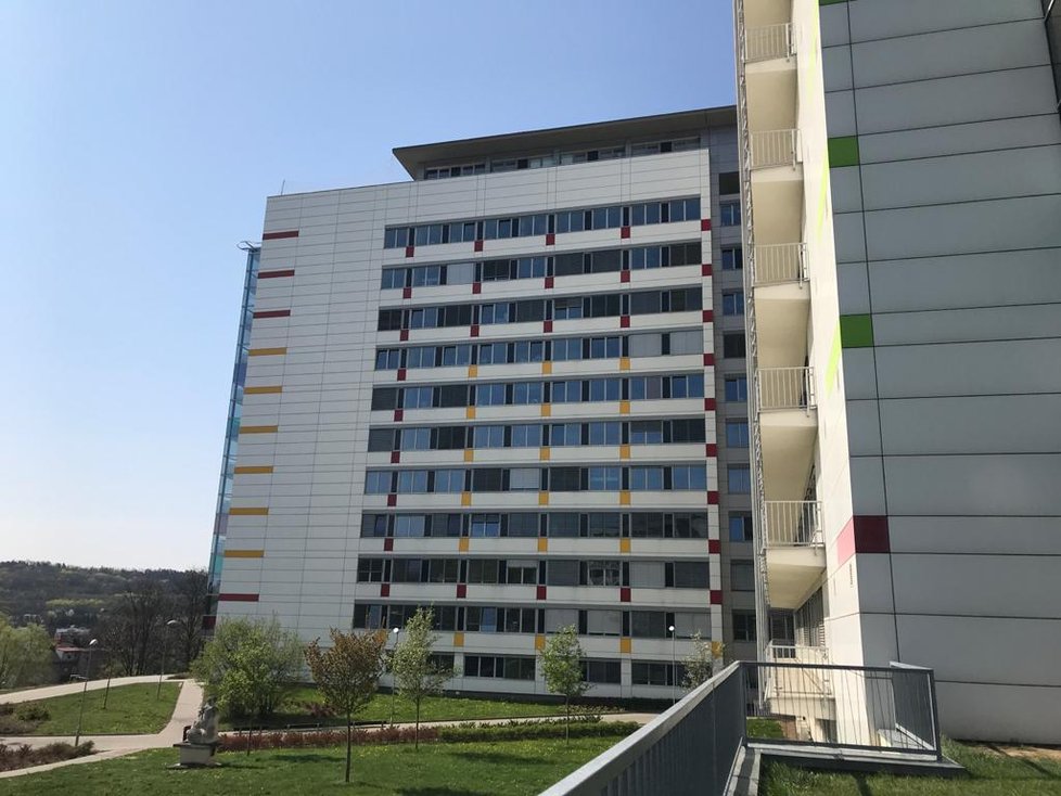 Fakultní nemocnice v Motole, na snímcích ze 17. dubna 2020.