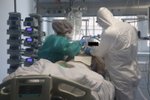 V Anesteziologicko-resiscitační klinice Fakultní nemocnice u svaté Anny v Brně evidují čím dál tím mladší pacienty s těžkým průběhem nemoci covid-19. U pacienta je nutná páska!