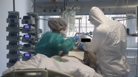 V Anesteziologicko-resiscitační klinice Fakultní nemocnice u svaté Anny v Brně evidují čím dál tím mladší pacienty s těžkým průběhem nemoci covid-19. U pacienta je nutná páska!
