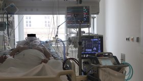 V Anesteziologicko-resuscitační klinice Fakultní nemocnice u svaté Anny v Brně evidují čím dál tím mladší pacienty s těžkým průběhem nemoci covid-19. U pacienta je nutná páska!
