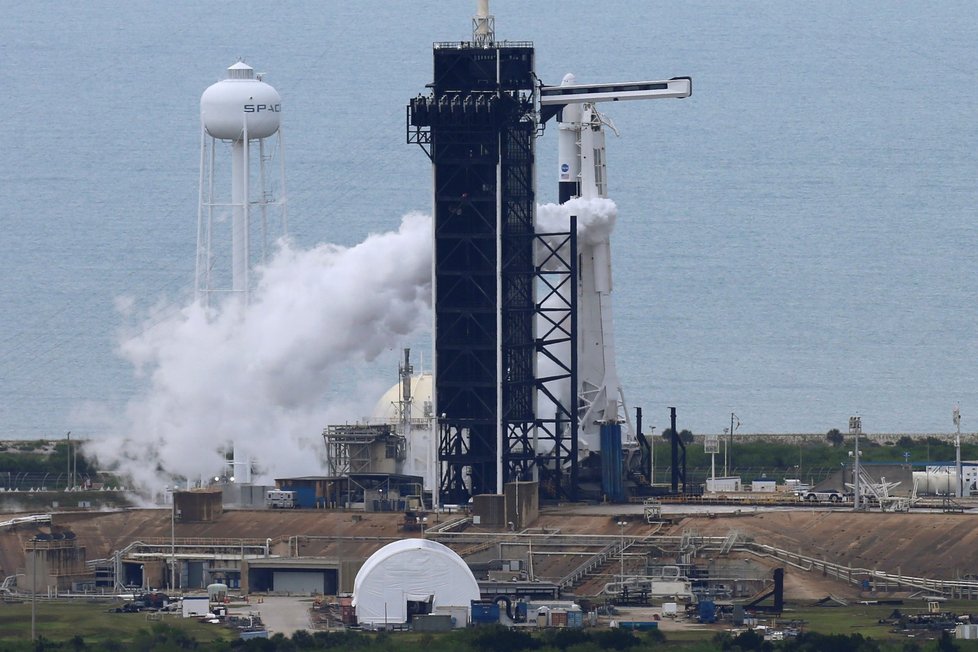 Start rakety Falcon 9 a lodi Crew Dragon 27. 5. 2020 zmařilo počasí