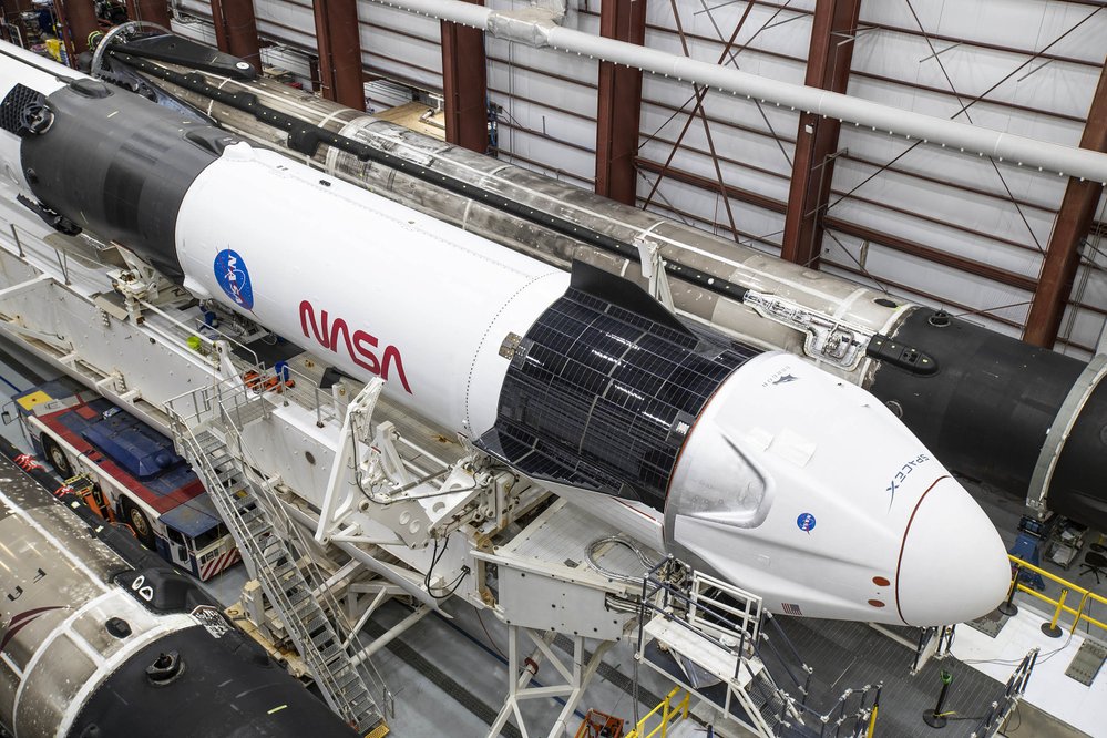 Raketa Falcon 9 s lodí Crew Dragon v montážní hale