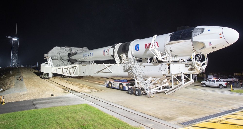 Raketa Falcon 9 s lodí Crew Dragon při přepravě na startovací rampu
