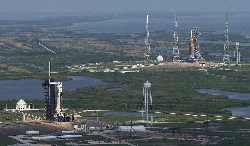 Rakety Falcon 9 (blíže k nám) a SLS na startovacích rampách
