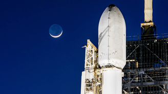Falcon 9 míří do vesmíru, firma SpaceX do Texasu. Odstartoval první soukromý let na Měsíc 