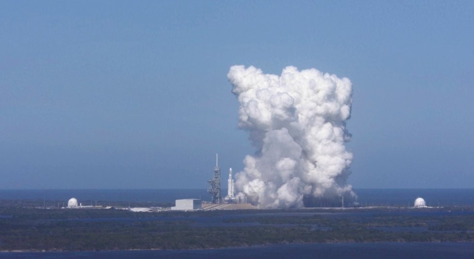 V úterý 6.2. 2018 proběhl test nejtěžší rakety světa Falcon Heavy od společnosti SpaceX