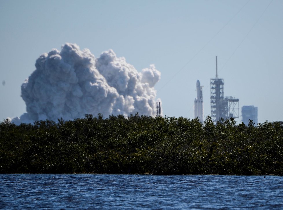 V úterý 6.2. 2018 proběhl test nejtěžší rakety světa Falcon Heavy od společnosti SpaceX