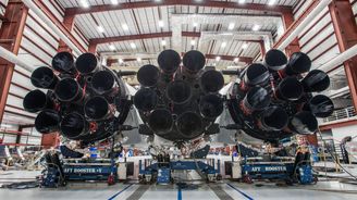 Musk odtajnil fotografie Falconu Heavy, nejsilnějšího raketového nosiče USA