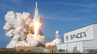 Falcon Heavy úspěšně vynesl elektromobil do kosmu. Jeden z nosičů se při návratu zřítil do moře