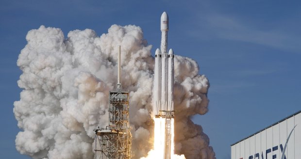 Odstartovala nejsilnější raketa světa Falcon Heavy. K Marsu letí i s autem Muska