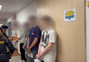 Policisté zatkli skupinu cizinců, kteří se vydávali za falešného policistu a bankéře.