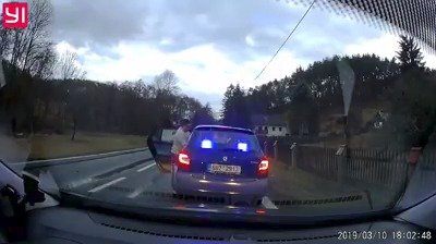 Falešný policista se z řidičů snaží vylákat peníze.