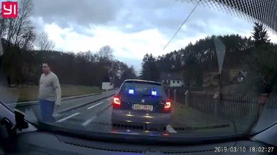 Falešný policista se z řidičů snaží vylákat peníze.