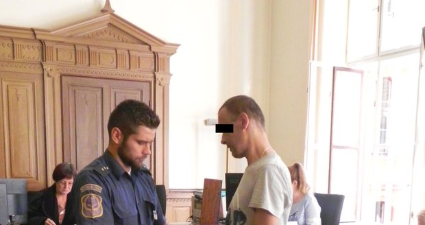 Falešnému právníkovi Ladislavu N. (42) hrozí za podvodné jednání až 10 let vězení.