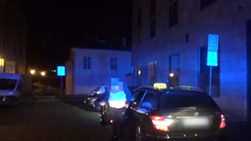Falešný taxikář jezdil v centru Prahy a bez řidičáku