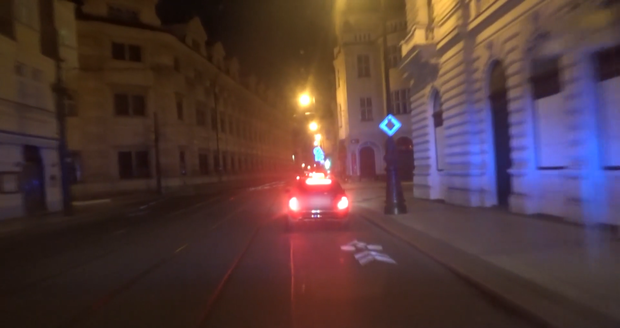 Falešný taxikář jezdil v centru Prahy a bez řidičáku