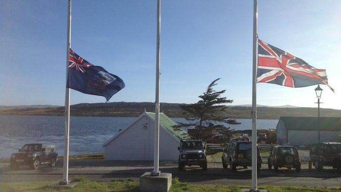Falklandy se svými vazbami na Británii pyšní. Když zemřela Margaret Thatcherová, spustili ostrované vlajky na půl žerdi