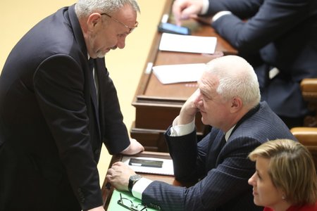 Diskuse předsedy komunistických poslanců Pavla Kováčika (vlevo) a jeho protějšku za ANO Jaroslava Faltýnka