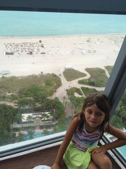 Dcera Petry na balkoně jejich apartmánu
