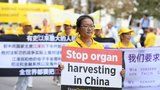 Prahou prošel průvod „Falun Gong“: Oslavil čínský svátek a upozornil na pronásledování hnutí v Číně
